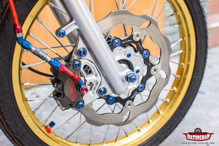 Điểm nhấn đầu tiên của chiếc Sirius độ kiểng này đó là "dàn chân" của xe, với cặp vành nhôm D.I.D Dirt Star màu vàng kim loại nổi bật. Ở bánh trước, chiếc xe còn được trang bị moay-ơ CNC, đĩa Galfer, heo Brembo cùng dàn ốc kiểng titan nổi bật.