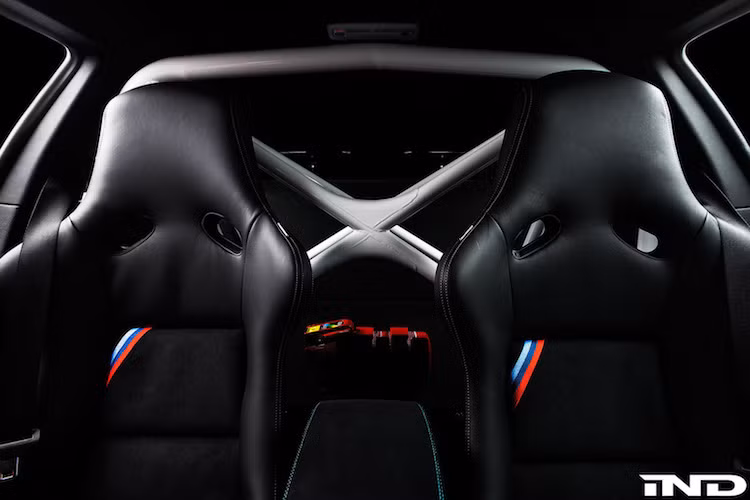 Không chỉ có ngoại thất, nội thất của cả 2 chiếc xe cũng đều được "làm mới" lại toàn bộ với cặp ghế ngồi thể thao bọc da cao cấp cùng hệ thống khung gia cố ở phía sau các ghế ngồi.