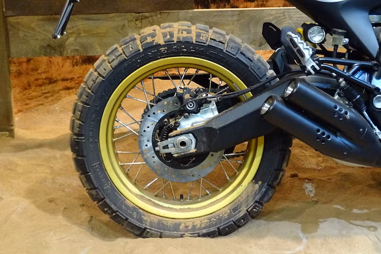 Trong khi đó ở phía sau, Scrambler Desert Sled cũng sử dụng phuộc monoshock của KYB với khả năng điều chỉnh được hành trình, nhưng có đường kính vành giảm xuống còn 17 inch. Cả 2 bánh đều sử dụng lốp gai Pirelli Scorpion Rally STR.