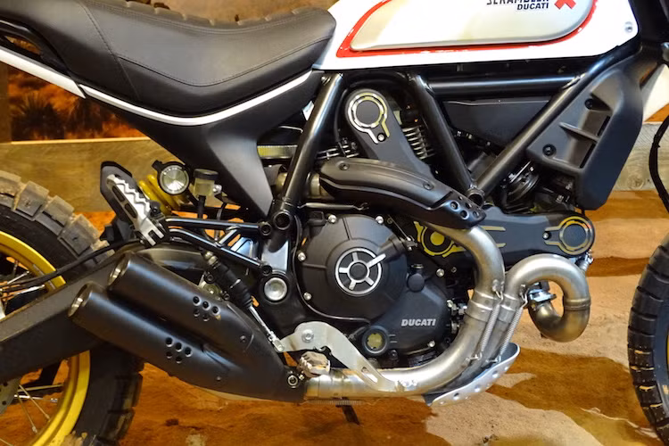 Giống như mọi phiên bản Scrambler khác, Desert Sled tiếp tục được trang bị khối động cơ Desmoduel L-Twin SOHC 2 van với dung tích 803 cc, làm mát bằng khoogn khí, cho công suất tối đa 75 mã lực. So với Scrambler thường, pô của Desert Sled đã được đổi sang loại 2 nòng với kiểu dáng cá tính hơn.