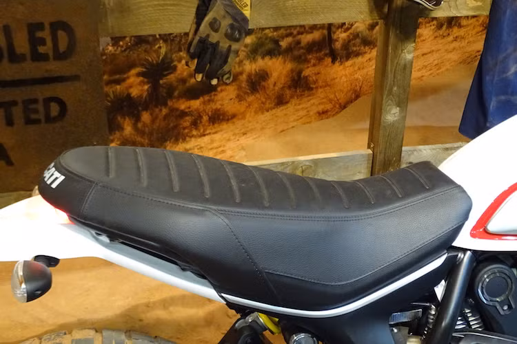 Bộ yên của xe cũng có hình dáng khác biệt so với Scrambler thường. Do có phuộc cao hơn nên chiều cao yên của xe cũng tăng lên, đạt tới 860 mm Trọng lượng của phiên bản Desert Sled này là 207 kg.