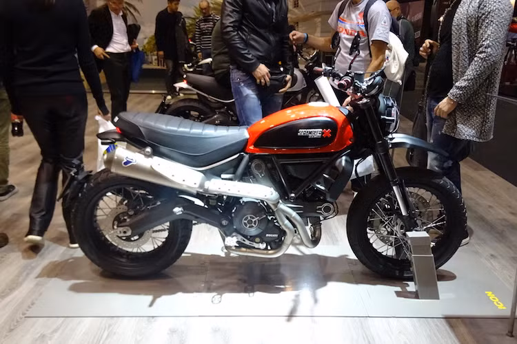 Cũng giống như các phiên bản Scrambler khác, khách hàng có thể lựa chọn nhiều phụ kiện khác nhau cho Desert Sled. Hiện tại, chiếc xe đã có giá chính thức ở thị trường Anh là 9395 Bảng cho phiên bản màu đỏ và đắt hơn 100 Bảng cho phiên bản màu trắng.