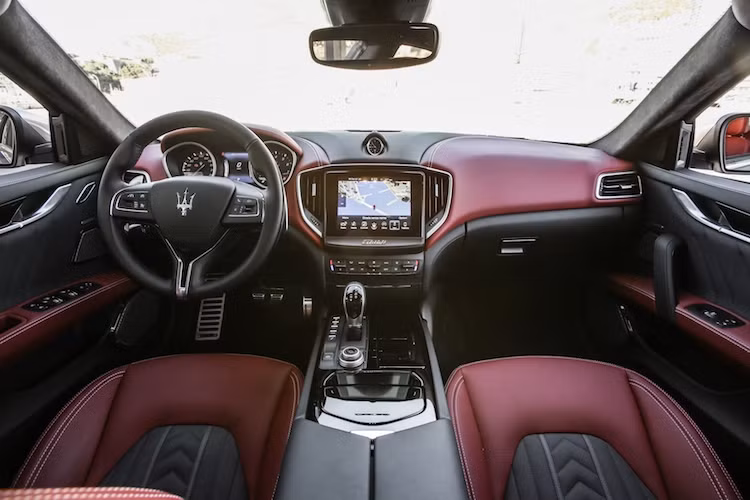 Ở bên trong nội thất, Ghibli có không gian đem tới cảm giác rộng rãi và sang trọng nhờ bảng táp-lô thoáng, các vật liệu cao cấp cùng chất lượng hoàn thiện tỉ mỉ. Nằm giữa bảng điều khiển trung tâm của xe là hệ thống thông tin giải trí thế hệ mới với màn hình cảm ứng 8,4 inch và hỗ trợ kết nối smartphone.