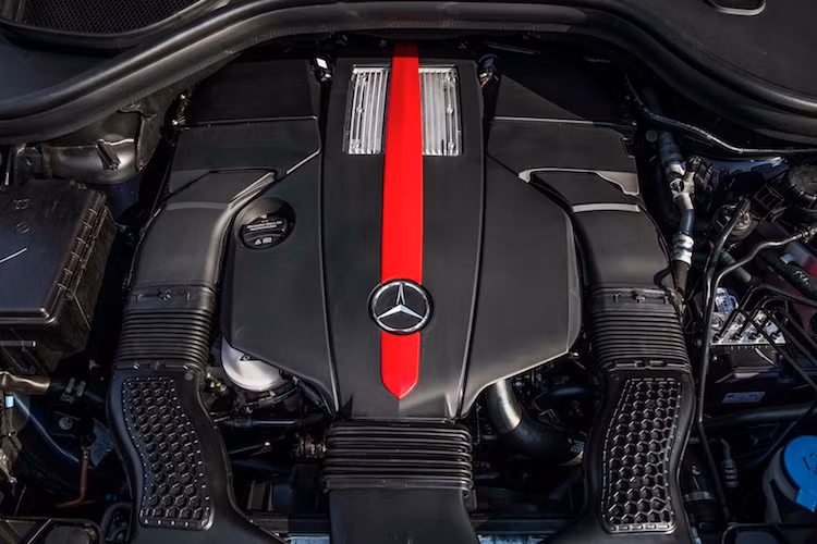 Tương tự như các phiên bản 43 AMG trước đó, trong khoang máy của GLE 43 AMG là khối động cơ 3l V6 tăng áp kép với công suất tối đa lên tới 362 mã lực và mô-men xoắn cực đại 520 Nm. Mức tiêu thụ nhiên liệu trung bình của xe là 8,6l/100 km, cùng với hàm lượng khí CO2 thải ra đạt 199g/km.