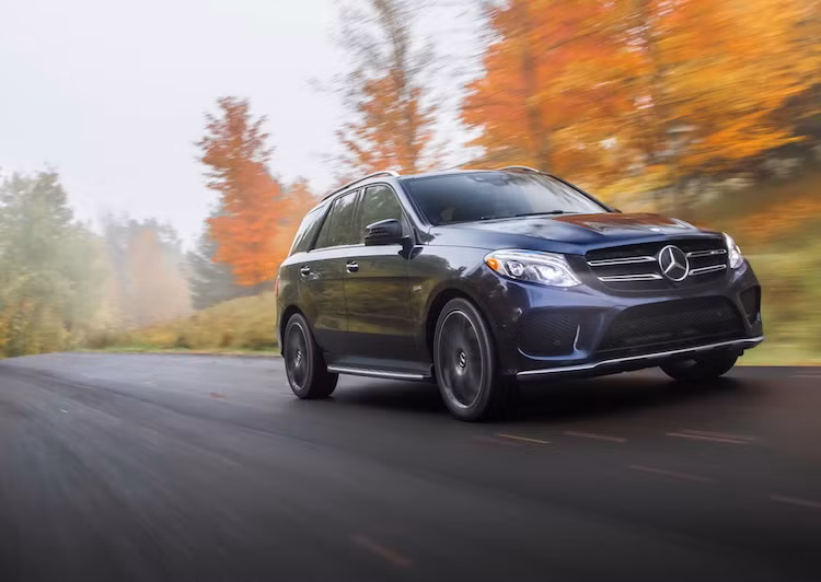 Kết hợp cùng với động cơ là hệ thống dẫn động 4 bánh 4MATIC với tỉ lệ phân bổ sức mạnh trục trước/sau là 31:69 và hộp số tự động 9 cấp 9G Tronic với 5 chế độ lái khác nhau.