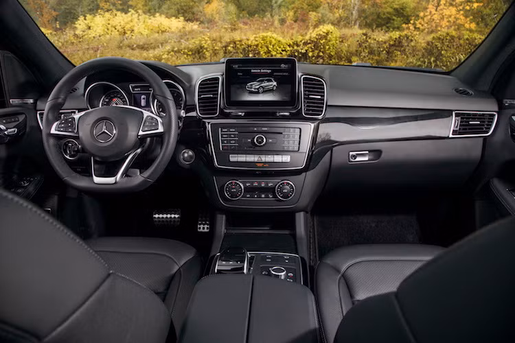 Tuy nhiên ở trên phiên bản này, nội thất của xe vẫn được giữ nguyên. Cùng với cabin rộng rãi cho 5 người ngồi, GLE 43 AMG nay còn có hệ thống lái AMG Dynamic Select System với 5 chế độ khác nhau, phù hợp với từng điều kiện vận hành cụ thể.