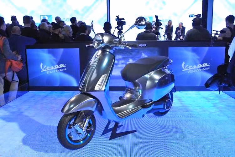 Tại triển lãm EICMA 2016, Piaggio đã gây bất ngờ cho người thăm quan khi trưng bày chiếc Piaggio Vespa Elettrica chạy hoàn toàn bằng điện. Theo Piaggio, Vespa Elettrica chính là tương lai của việc di chuyển cá nhân trong thành phố, dành cho những người không chịu được sự ô nhiễm gây ra bởi động cơ đốt trong.