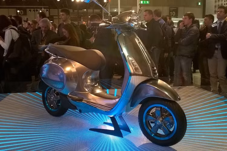 Hiện mới chỉ ở dạng xe ý tưởng nhưng theo hãng xe Piaggio, nếu mọi việc thuận lợi, hãng có thể bán ra Elettrica vào nửa cuối năm 2017.