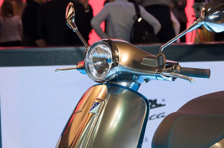 Những lời khẳng định của Piaggio hoàn toàn có cơ sở khi trên thực tế, Elettrica có kiểu dáng y hệt một chiếc Vespa Primavera bình thường. Tuy nhiên so với Primavera, chiếc xe nổi bật hơn một chút với màu sơn chrome. Đồng thời, các chi tiết viền chrome trên Primavera thường đã được đổi sang chrome xanh.