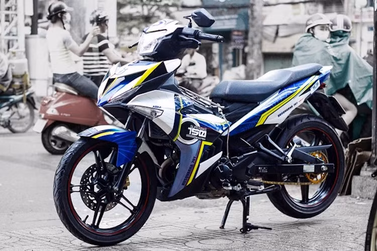 Kể từ khi ra mắt, Yamaha Exciter 150 đã trở thành mẫu xe côn tay được ưa chuộng nhất tại Việt Nam với hàng ngàn bản độ theo đủ các phong cách. Tuy nhiên ngoài những dân chơi xe "độ khủng" tới kết cấu hoặc máy móc, cũng có không ít người đã hài lòng với Exciter 150 nguyên bản và chỉ muốn chiếc xe của mình trở nên độc đáo hơn.