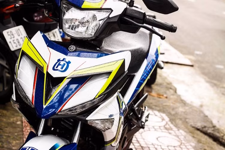 Chơi theo phong cách này, một chủ sở hữu Exciter 150 tại Sài Gòn đã "trang trí" nhẹ lại chiếc xe của mình bằng cách chế mủ phần mặt nạ và sơn tem đấu. Ở phía trước, phần mặt nạ của chiếc Exciter này cũng chỉ được sửa đổi đơn giản, đem tới cho xe vẻ góc cạnh và thể thao hơn.