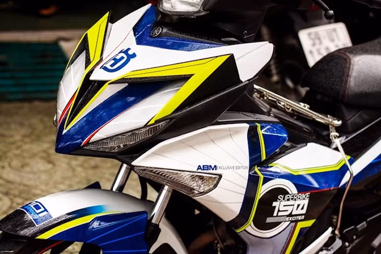 Ngoài mặt nạ chế mủ, dàn vỏ của chiếc xe đã được sơn airbrush lại hoàn toàn với tem đấu sặc sỡ. Thiết kế của bộ tem này đã được lấy cảm hứng từ màu của chiếc "cào cào" Husqvarna 701 Supermoto tới từ Thụy Điển.