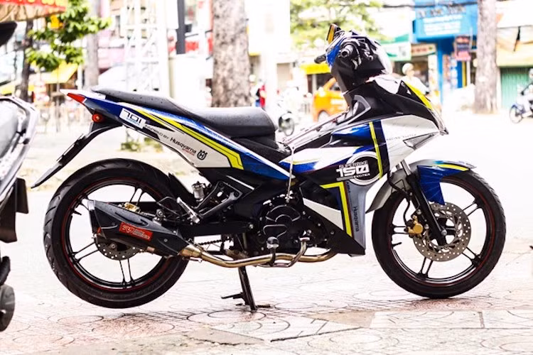 Ngoài những thay đổi ở dàn vỏ, chiếc Exciter chỉ được lắp dè sau gọn hơn của Yamaha FZ150i và pô R9 Misano để đem tới âm thanh trầm ấm hơn. Khối động cơ 150 cc SOHC Fi, 4 van của Exciter 150 vẫn được giữ nguyên, đạt công suất 15,4 mã lực và mô-men xoắn cực đại 13,8 Nm.