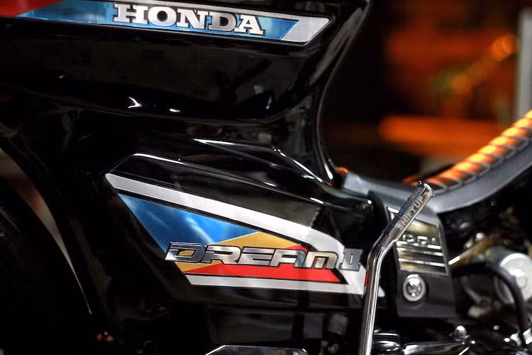 Trên nền thân xe sơn đen bóng nổi bật, bộ tem xe nhiều màu theo thiết kế của Dream II "tem hồng" đời đầu càng trở nên ấn tượng hơn. Để tạo ra bộ tem này, người thợ sẽ phải dùng dao tỉa các chi tiết trên nền tem hồng nguyên bản của Dream sau đó dùng giấy decal màu khác thay thế. Cần khởi động của xe đã được thay bằng loại của hãng Shift Up với kiểu dáng độc đáo.