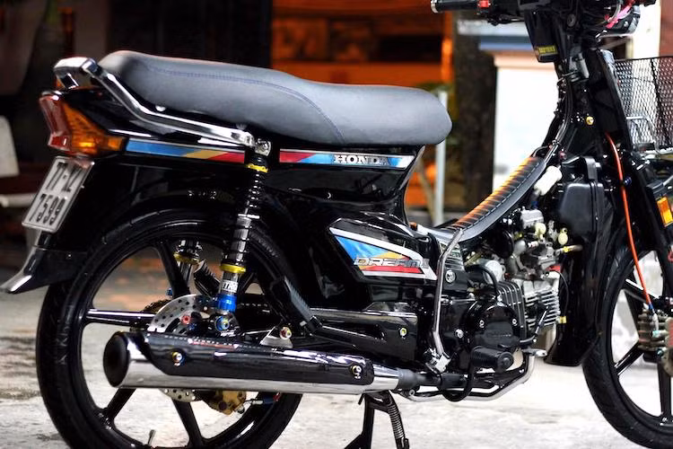 Phuộc sau của chiếc xe đã được thay bằng phuộc "hàng hiệu" Nitron với lò xo sơn đen "đúng điệu" với tổng thể của chiếc Dream. Hệ thống phanh sau cũng được nâng cấp lên phanh đĩa với heo Brembo pát gắn ngược.