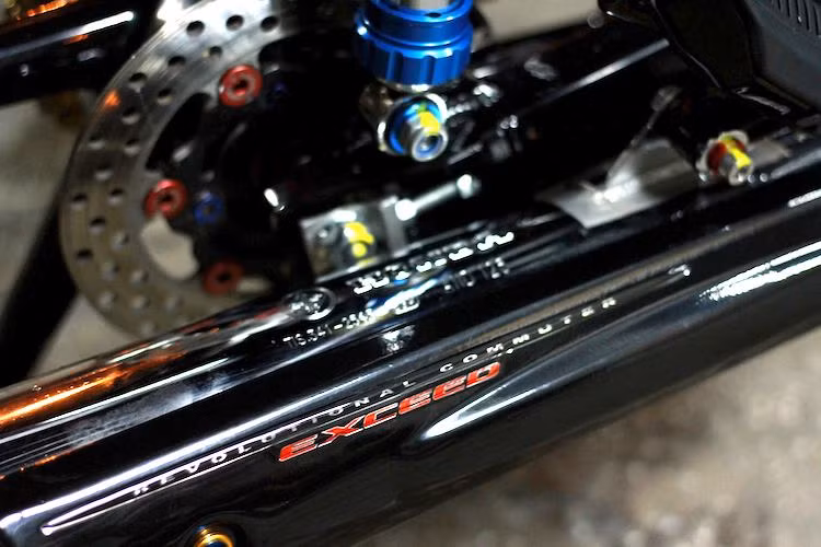 Cây pô nguyên bản của Honda Dream cũng đã được thay bằng pô của Dream 125 Thái Lan, sau đó móc lại để có tiếng nổ ấn tượng hơn. Phần ốp chống nóng của pô cũng đã được sơn đen "đúng điệu".