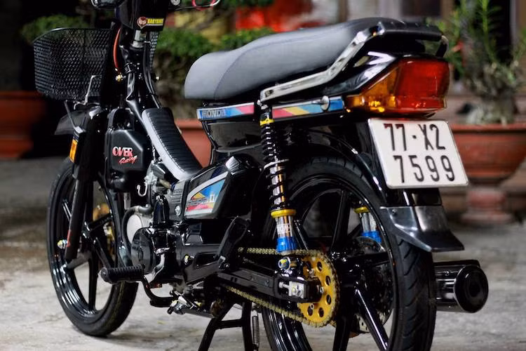 Không chỉ có bộ vỏ xe, tất cả các chi tiết khác của chiếc Dream cũng đã được sơn đen bóng, từ lốc máy tới gác chân và bộ gắp nhôm DBS phía sau. Ngay cả bộ mâm CBR cũng có màu đen mạnh mẽ.