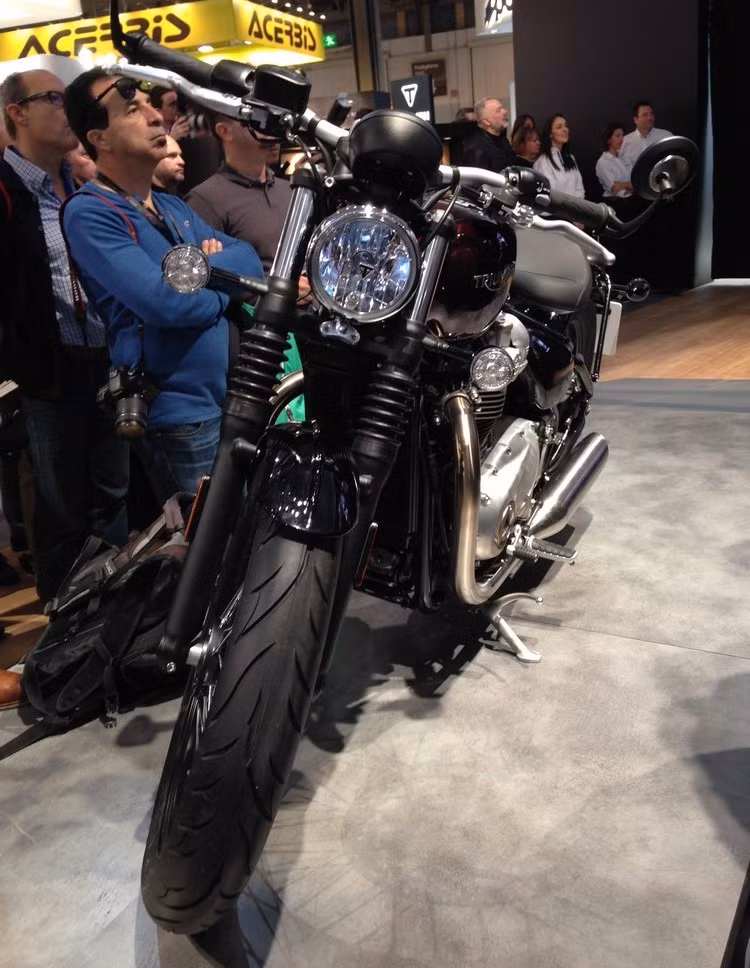 Giữ lại phong cách cổ điển của dòng Bonneville, phiên bản Bobber vẫn được trang bị bánh căm cho cả 2 bánh. Tuy nhiên bánh trước của xe đã được nâng đường kính lên, lớn hơn Bonneville T120 để tạo dáng cruiser cho chiếc xe.