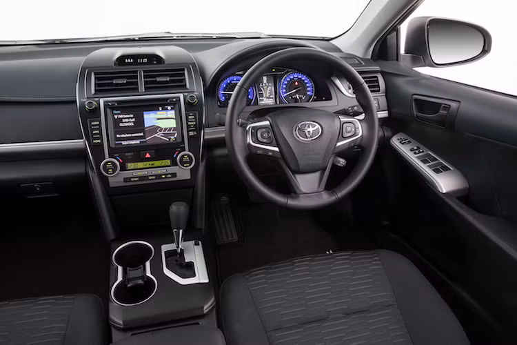 Ở bên trong nội thất, chiếc xe có thêm những tấm thảm thể thao gắn logo RZ, hệ thống khóa thông minh, tay lái 3 chấu, điều hòa không khí 2 vùng, dàn âm than 6 loa và hệ thống thông tin giải trí với màn hình cảm ứng 7 inch được trang bị sẵn.