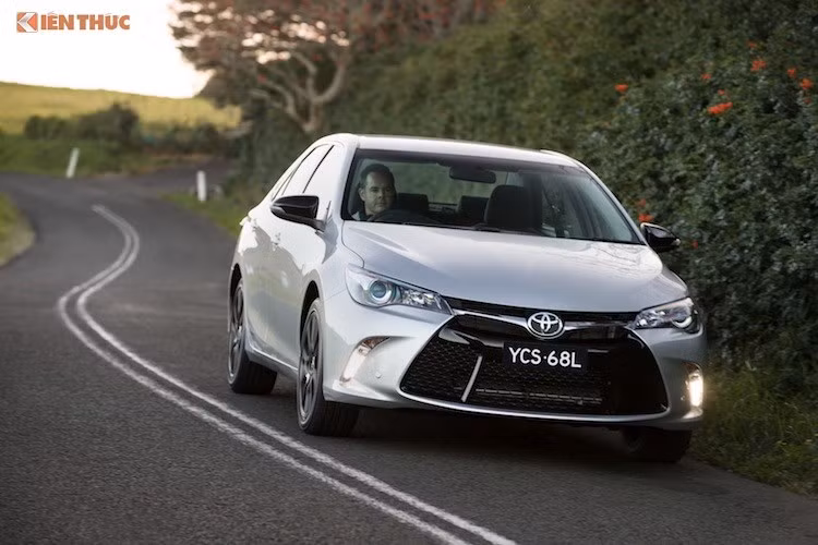 Ngoài ra, phiên bản thể thao RZ này còn có màn hình hiển thị đa thông tin 4,2 inch cùng một loạt các hệ thống an toàn khác như cảm biến đỗ xe, hệ thống ổn định thân xe VSA, hệ thống điều khiển lực kéo, hệ thống hỗ trợ phanh và camera lùi.