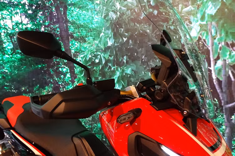 Cũng giống như phiên bản concept từng xuất hiện trước đây, chiếc xe có kính chắn gió lớn ở phía trước với khả năng điều chỉnh được chiều cao. Tuy nhiên ở hai bên tay lái, những vòng bảo vệ tay nắm đã có kích thước lớn hơn so với chiếc ADV Concept. Đồng thời, đèn xi-nhan của xe đã được tách rời và đặt ở gần tay lái.