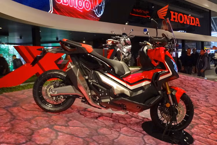 Đúng như dự đoán,X-ADV đã "mượn" khối động cơ 4 kỳ 2 xi-lanh 745 cc với hộp số ly hợp kép bán tự động từ mẫu xe phân khối lớn NC750 của Honda. Giống NC750, công suất của động cơ này cũng là 54 mã lực.