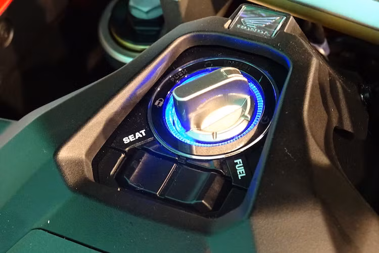 Giống như nhiều mẫu xe tay ga cao cấp của Honda, X-ADV cũng được trang bị hệ thống khóa thông minh Smartkey. Dù có thiết kế góc cạnh hơn nhưng hệ thống này hoạt động không khác gì bộ Smartkey trên các dòng xe khác của Honda như SH với nút mở yên, nắp xăng và khả năng khởi động máy chỉ bằng cách cầm theo chìa khóa.