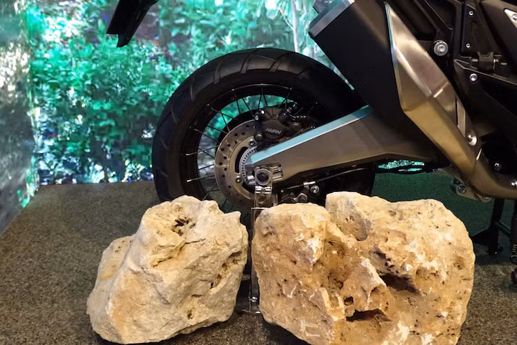 Để có thể dễ dàng vượt qua những vùng nước ngập, ống xả của xe đã được đặt khá cao. So với bánh trước, bánh sau của X-ADV đã được giảm đường kính xuống chỉ còn 15 inch và vẫn sử dụng vành nan không săm.