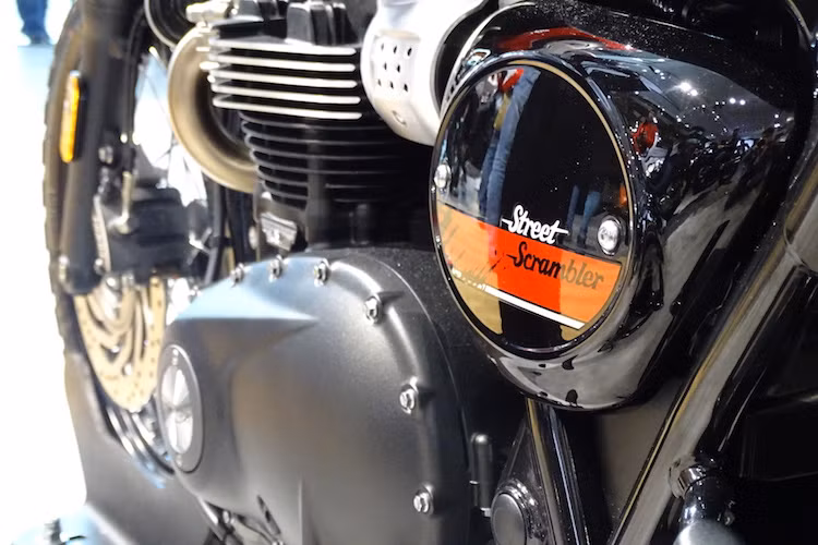Street Scrambler tiếp tục sử dụng khối động cơ 899 cc từ Street Twin, với công suất tối đa 54 mã lực. Theo Triumph, động cơ này đem tới mô-men xoắn cực đại lớn hơn 18% so với chiếc Bonneville cũ, và tiết kiệm nhiên liệu hơn 36%.