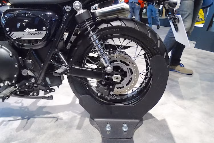 Ở hai bên thân xe, những tấm ốp che ắc quy và hệ thống điện đã được Triumph thiết kế lại, lấy cảm hứng từ những chiếc xe đua Flat Track. Bánh sau có đường kính 17 inch và cũng sử dụng lốp gai Metzeler Tourance như bánh trước. Street Scrambler có chiều cao yên 790 mm và trọng lượng khoảng 198 kg.