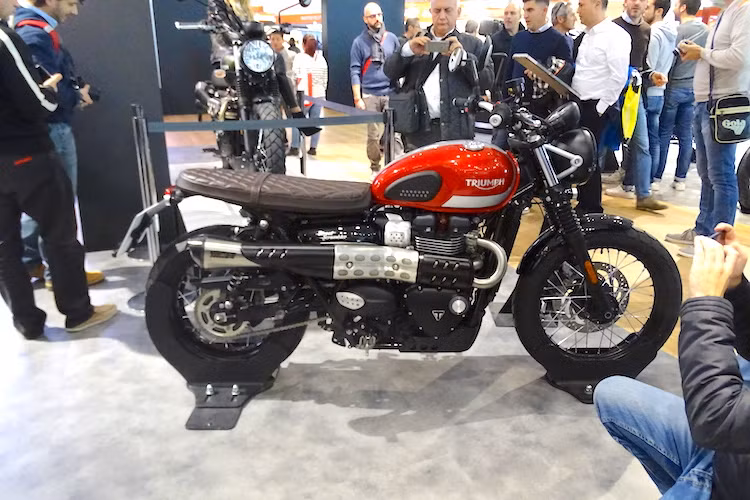 So với Street Twin, Street Scrambler có bình xăng mới với hai má cao su ốp. Triumph cũng đưa ra cho khách hàng khá nhiều tùy chọn yên xe khác nhau, từ yên liền mỏng theo phong cách Brat tới yên đôi tách rời và yên đơn kèm giá chằng đồ bằng nhôm phía sau.