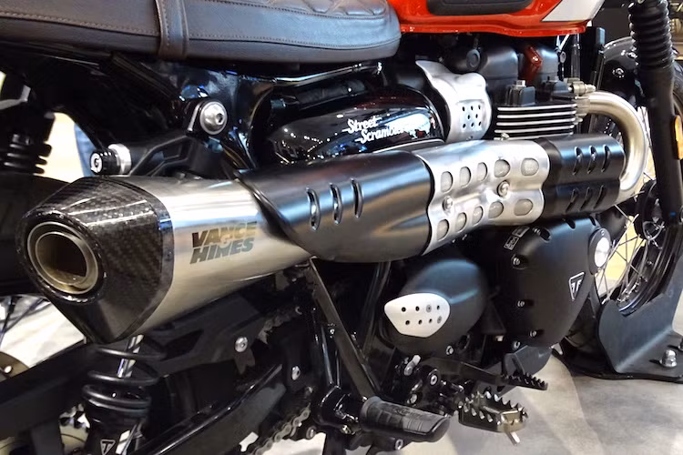 Theo đúng phong cách Scrambler, chiếc xe có pô vắt được đặt cao với lon pô 2 nòng. Khách hàng cũng có thể nâng cấp lên lon Vance &amp; Hines "hàng hiệu" nếu bỏ thêm tiền. Cặp gác chân ở hai bên thân xe cũng đã được thay đổi với bề mặt gai, tăng ma sát với đế giày.