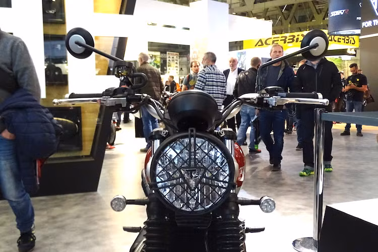 Dựa trên dòng Streer Twin, tuy nhiên Triumph Street Scrambler đã có một loạt các thay đổi để trở thành một chiếc scrambler thực thụ. Đầu tiên, ở phía trước, đèn pha của xe đã được bảo vệ bởi một tấm lưới khỏe khoắn, với phần trung tâm có lỗ hình tam giác để lộ ra logo Triumph nằm ở phía trong chóa pha.