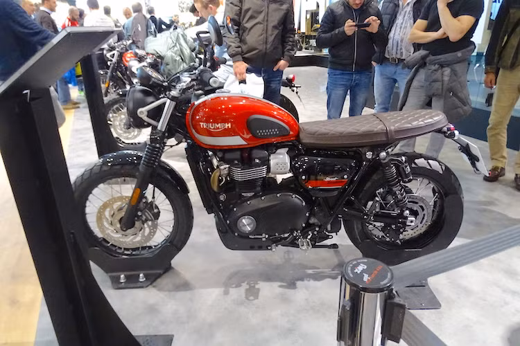  Triumph Street Scrambler không phải là mẫu xe scrambler đầu tiên được Triumph sản xuất. Trước đây, hãng cũng đã từng có chiếc Bonneville Scrambler; tuy nhiên so với mẫu xe này, Street Scrambler mới mang đậm "chất Scrambler" hơn, hướng trực tiếp tới đối thủ Ducati Scrambler Urban Enduro.