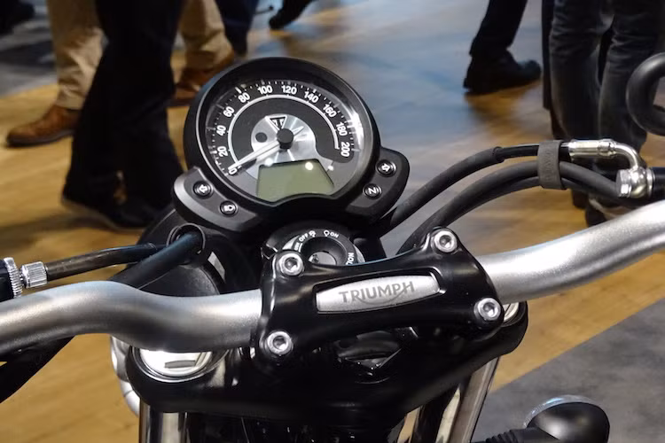 Không giống như phiên bản Street Cup cũng được trưng bày tại triển lãm EICMA, Street Scrambler vẫn sử dụng đồng hồ đơn với màn hình chỉ báo LED nhỏ như Street Twin. Chiếc xe cũng được tích hợp sẵn hệ thống phanh ABS có thể tắt được, tay ga điện tử và hệ thống điều khiển lực kéo.