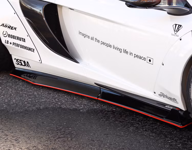 Dọc theo chiều dài cơ sở của 650S, Liberty Walk còn ốp một tấm nẹp khí động học cho xe. Với hệ thống treo khí điều chỉnh được độ cao của hãng Robertuta, gầm xe có thể được hạ sát đất, khiến chiếc McLaren càng giống một mẫu xe đua thực thụ hơn.