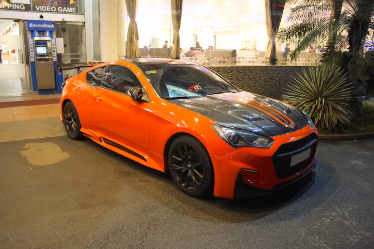 Do có giá bán hợp lý, dẫn động cầu sau, kiểu dáng đẹp và động cơ dễ độ, dòng xe coupe thể thao Hyundai Genesis Coupe có khá nhiều người chơi tại Việt Nam. Trong đó, một trong những cách chơi được người dùng xe Genesis Coupe ưa chuộng đó là độ lại bodykit thể thao.