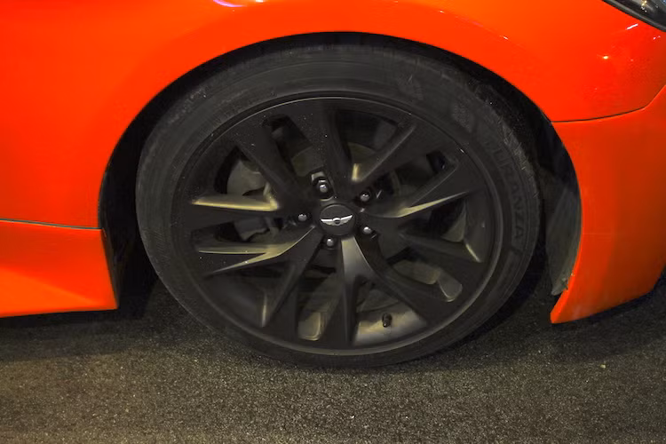 Tuy nhiên, chiếc Genesis Coupe độ này vẫn sử dụng mâm nguyên bản, chỉ được sơn lại với màu đen mờ. Nếu như được chủ xe đầu tư cho một bộ mâm đẹp mắt nữa, chiếc xe sẽ càng trở nên hoàn hảo hơn.