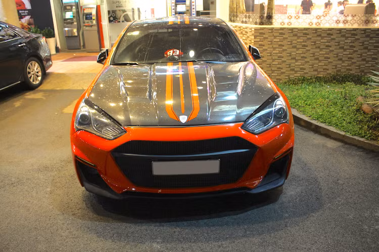 Chủ của chiếc Genesis Coupe tại Sài Gòn này đã lựa chọn thiết kế gói bodykit Hyper G của hãng M&amp;S để trang bị cho "xế cứng" của mình. Ở phía trước, chiếc xe đã được thay hoàn toàn cản trước với thiết kế góc cạnh, đèn sương mù LED cùng các khe hút gió lớn hơn, khiến Genesis Coupe càng thể thao hơn.