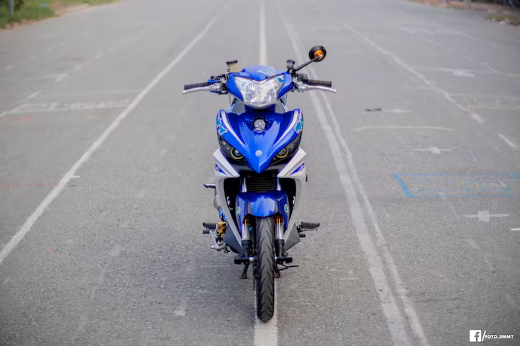 Quyết định gắn bó với phiên bản 135, một người chơi xe tại Quảng Ngãi đã "làm mới" lại chiếc xe theo phong cách kiểng để không làm mất đi vẻ đẹp nguyên bản, nhưng vẫn khiến cho Exciter 135 trở nên đầy hấp dẫn bởi một loạt đồ chơi "hàng độc".