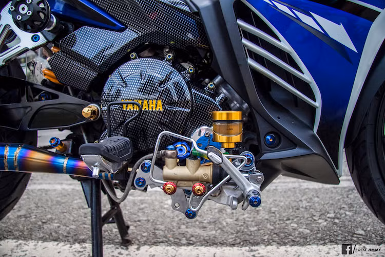 Một điểm đặc biệt của chiếc Exciter 135 này đó là bộ pen đạp của chiếc xe đã được "thửa" từ mẫu sport touring Ducati ST4S đời cũ. Đi kèm với tổng phanh sau là bàn đạp phanh Performance, bình dầu Rizoma và pát bình dầu cũng của Rizoma.