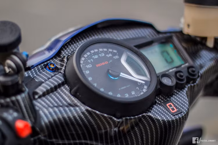 Khu vực bợ nhựa xung quanh đồng hồ của xe đã được chế mủ một cách khéo léo, sau đó sơn nhúng giả carbon để tạo vị trí gắn chiếc đồng hồ điện tử đa chức năng Koso RX2.