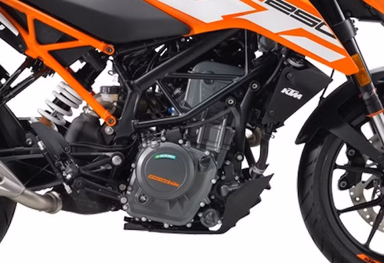 KTM Duke 250 2017 vẫn được trang bị khung cùng động cơ 248,8 cc 1 xi-lanh DOHC, làm mát bằng chất lỏng và có phun nhiên liệu điện tử như thế hệ cũ. Công suất của động cơ này cũng không có gì thay đổi với 31 PS và mô-men xoắn cực đại 24 Nm.