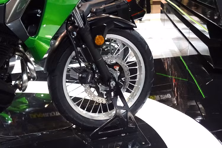 Là một mẫu xe được thiết kế để sử dụng trên nhiều địa hình, phuộc trước của Versys-X300 có khoảng hành trình lớn cùng đường kính 41 mm. Hệ thống phanh với heo Nissin 2 piston được thừa hưởng từ Z300 hay Ninja 300, trong khi bánh trước của xe hoàn toàn khác biệt với vành nan 19 inch và lốp 100/90/19.