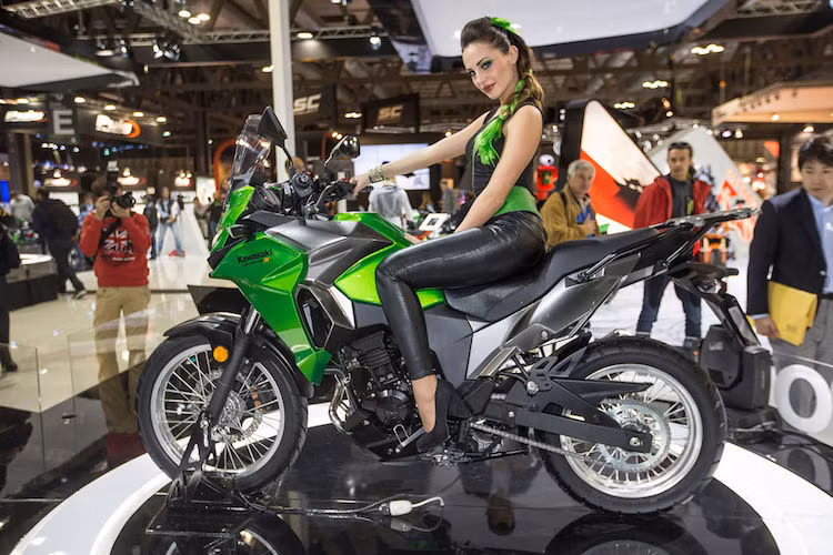 Với các đường nét thẳng, góc cạnh, Versys-X 300 có vẻ ngoài đầy cá tính và cứng cáp khi nhìn từ hai bên thân. Sở hữu bình xăng lớn, hãng xe Kawasaki cho biết chiếc xe có thể đi được trung bình tới gần 390 km với mỗi một lần đổ đầy bình.