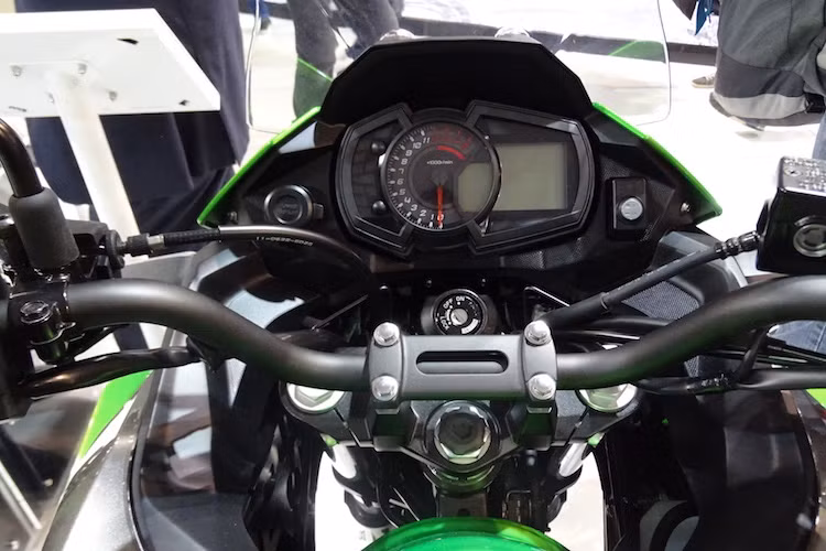 Giống như mọi chiếc adventure khác, Versys-X 300 có ghi-đông cao đầy thoải mái. Bảng đồng hồ của xe sở hữu thiết kế khác biệt so với Ninja 300 hay Z300, nhưng có các chức năng tương tự, công với khả năng đo mức tiêu thụ nhiên liệu trung bình. Đặc biệt, xe được tích hợp sẵn ổ điện để sạc các thiết bị cá nhân như điện thoại hay bộ định vị GPS.