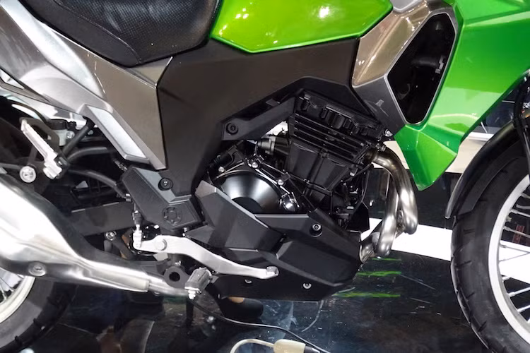 Tương tự như Z300 hay Ninja 300, Versys-X 300 được trang bị động cơ 2 xi-lanh thẳng hàng DOHC, làm mát bằng chất lỏng với dung tích 296 cc và có hỗ trợ côn chống khóa bánh khi dồn số gấp (slipper clutch). Công suất động cơ dự đoán của xe là 38 mã lực.