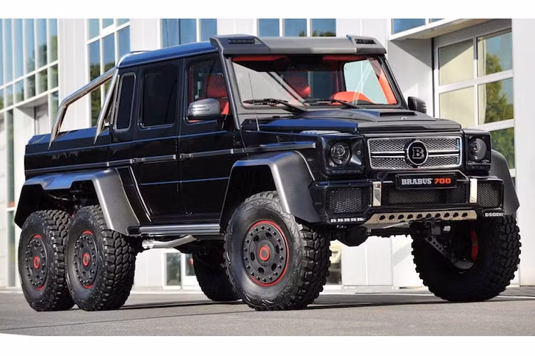 Được bán ra từ đầu năm 2013, Mercedes G63 AMG 6x6 là mẫu xe lớn nhất, đồng thời cũng là xe offroad đắt nhất trong lịch sử hãng xe sang Đức. Dù có số lượng ít và vốn đã rất mạnh mẽ nhưng siêu xe địa hình này vẫn tiếp tục được hãng độ nổi tiếng Brabus "nâng tầm" với bản độ B63S-700.