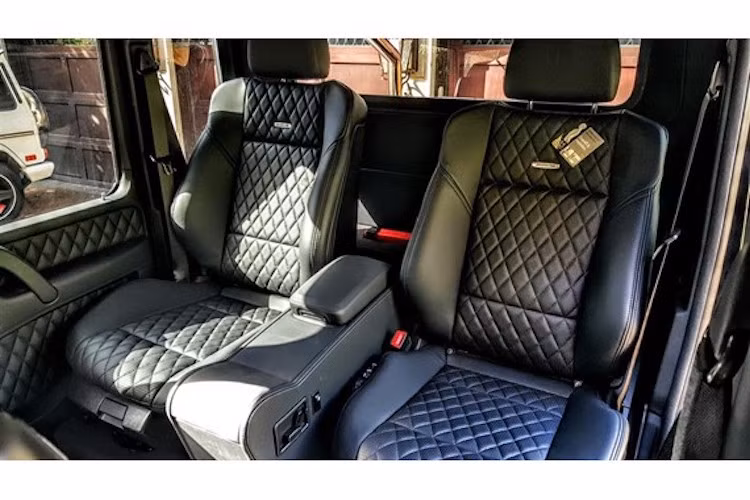 Bên trong nội thất, da Mastik cao cấp và vải Alcantara đã được bọc trong toàn bộ các chi tiết của xe, từ những ghế ngồi tới bảng táp-lô, các tấm ốp cửa, tay lái. Để tăng vẻ sang trọng, Brabus cũng không quên chần chỉ cho các ghế ngồi và ốp cửa. Khách hàng có thể đặt Brabus cá nhân hóa nội thất theo ý muốn của mình.