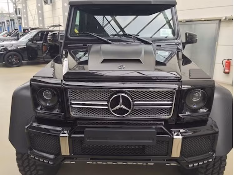 Trên G63 AMG, hãng độ Brabus chỉ trang trí chiếc xe bằng một số chi tiết mới, trong đó nổi bật nhất là nắp ca-pô với khe hút gió ở chính giữa, các khe hút gió "giả" phía trên đèn pha và cản trước mới có thêm các đèn sương mù LED.